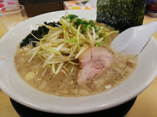 「背脂ラーメン&トッピングネギ」@ラーメンショップ椿 あさか屋の写真