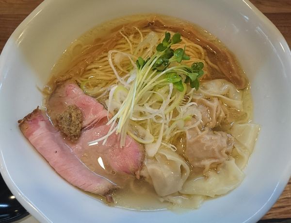 「【限定】塩ラーメン＋ワンタン」@ラーメン 健やかの写真