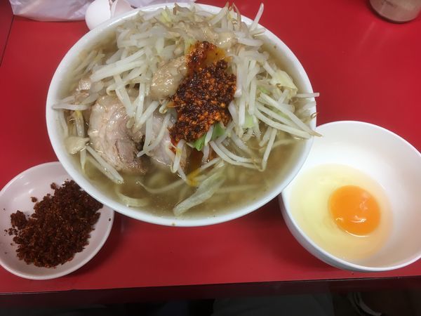 「小豚850円、生卵50円、辛味100円」@ラーメン二郎 千住大橋駅前店の写真