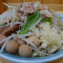 小ラーメン＋ウズラ＋ニンニクアブラ