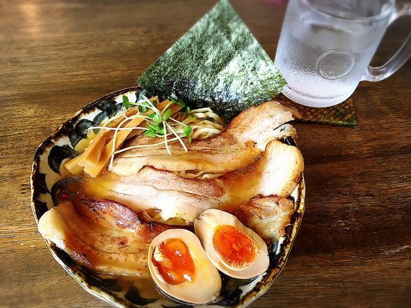 「鶏と魚介の香味スープ(醤油)+ヤキブタ&玉子入り」@オルタナティブヌードルの写真