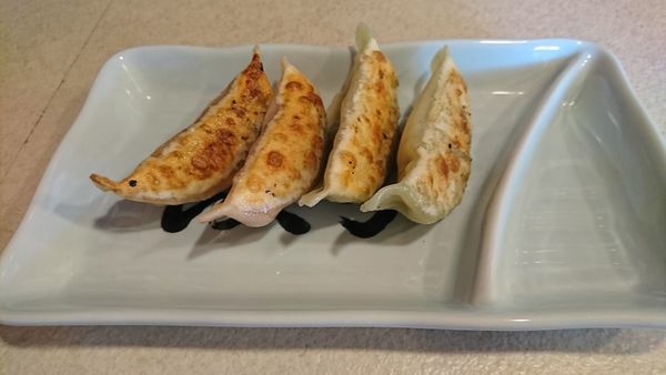 「餃子（青と赤各２個を選択）　３００円」@辛さ一本道 路山の写真