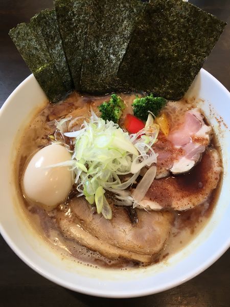 「全部のせ濃厚醤油そば」@麺匠 ことぶきの写真