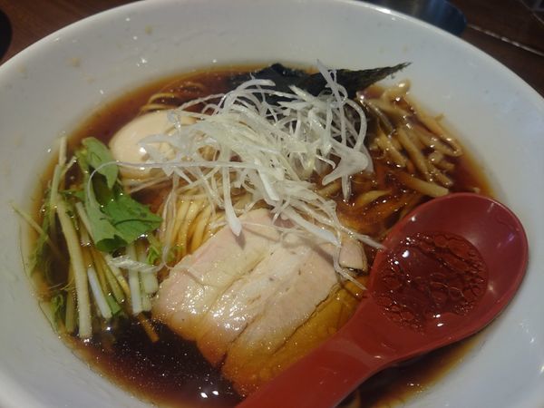 「香彩鶏だし味玉醤油らーめん」@麺屋 翔 品川店の写真