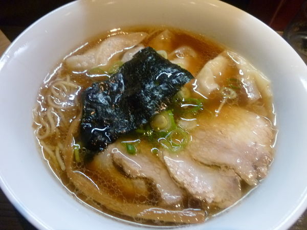 「山水地鶏ワンタン醤油らぁ麺」@支那そばや 本店の写真