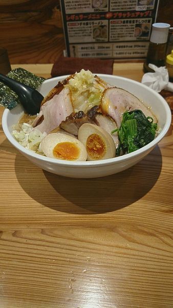 「デカ盛りチャーシューメン+野菜+味玉」@麺屋義國の写真
