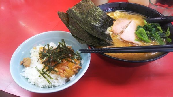「らーめん（固め・濃め）+ライス」@ラーメン杉田家の写真