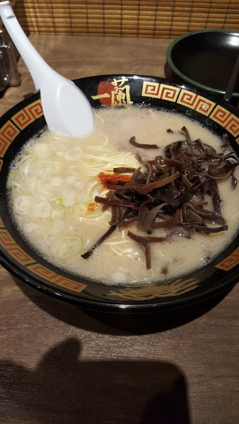 「キクラゲトッピング、半分替え玉」@一蘭 相模原店の写真