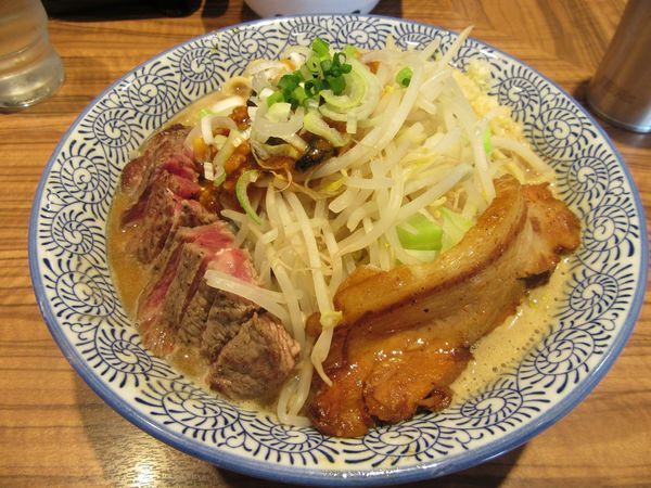 「辛ラーメン（８５０円）＋ステーキ３００円」@ラーメン燈郎の写真