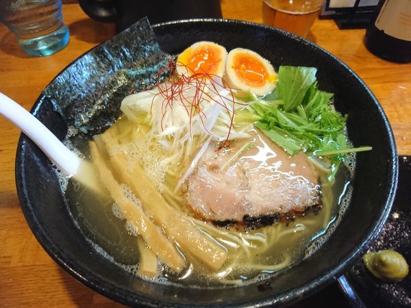 「【秋限定】タイ煮干しと焼き穴子だしの塩そば750円＋ビール」@麺屋 鶏口の写真
