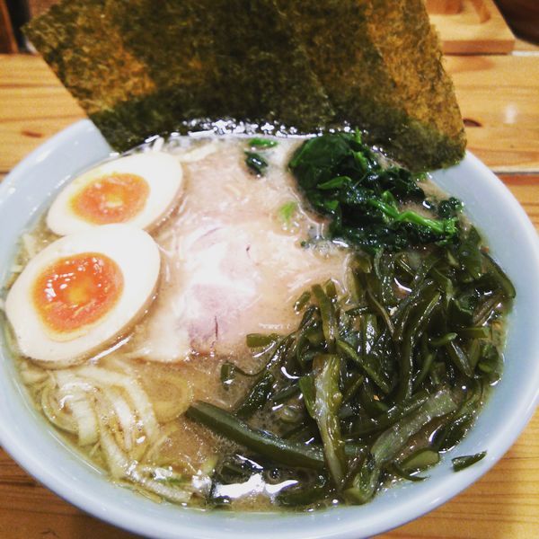 「ラーメン+味玉+茎ワカメ」@らーめん 佐とうの写真
