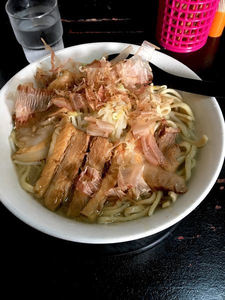 「ラーメン中」@自家製太麺 ドカ盛 マッチョ 三ノ宮店の写真