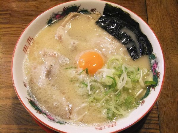 「ラーメン+生卵(550円+50円)」@一休軒 呉服元町店の写真