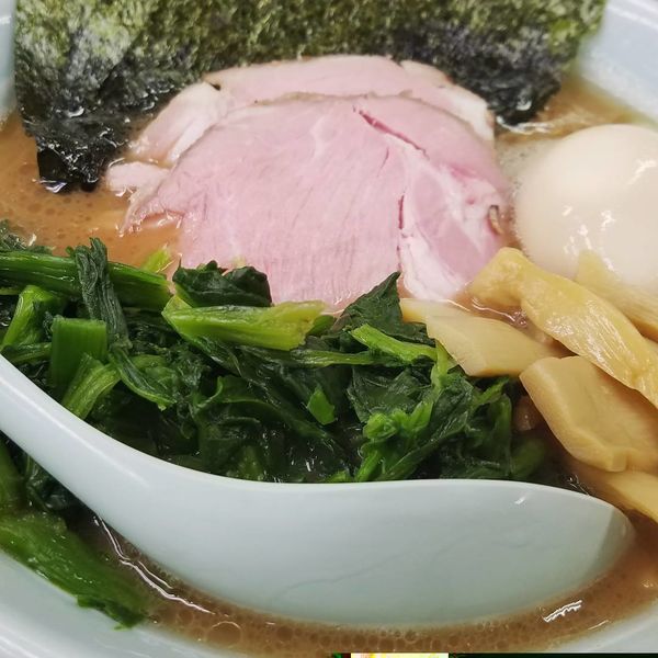 「ラーメン ¥650　ほうれん草増し ¥50　味玉 ¥100」@横浜ラーメン 武蔵家 白山店の写真