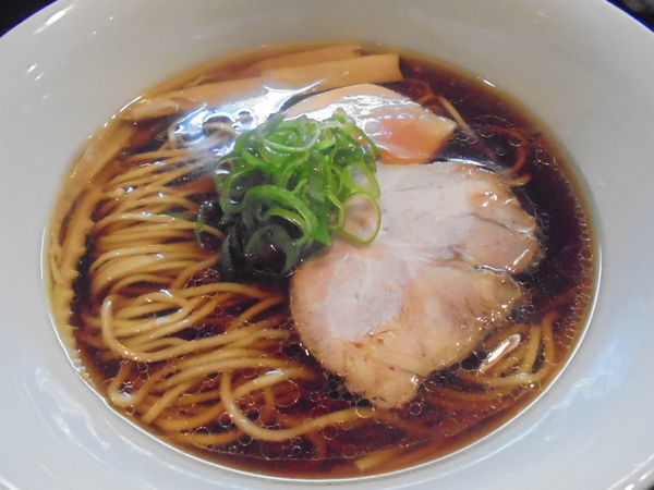 「醤油ラーメン」@らぁ麺 すぎ本の写真