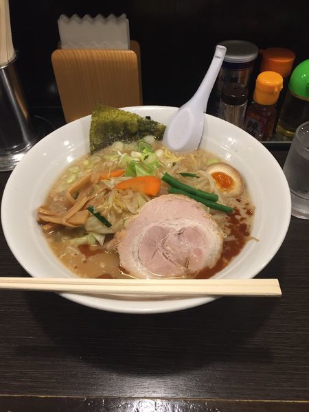 「野菜のっけラーメン800円」@屋台とんこつらーめん めん吉 柏駅店の写真