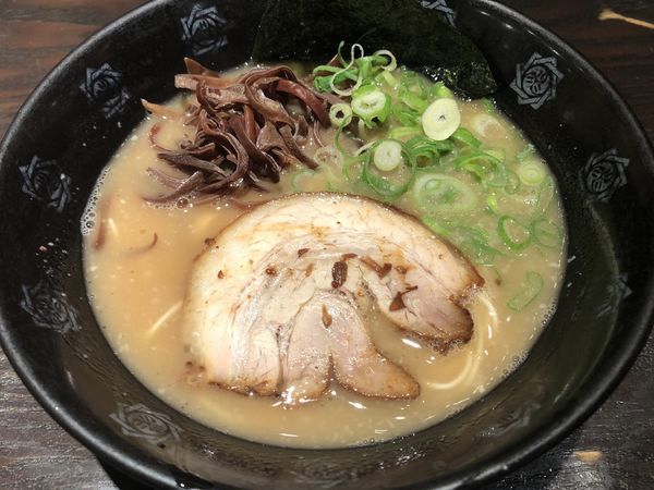 「豚骨らーめん」@とんこつらーめん俺式 純 東京ラーメンストリート店の写真