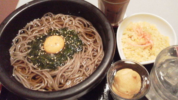 「あかもく月見そば+ミニチャーハン　「580円+130円」」@シダックス 春日部ユリノキ通り店の写真