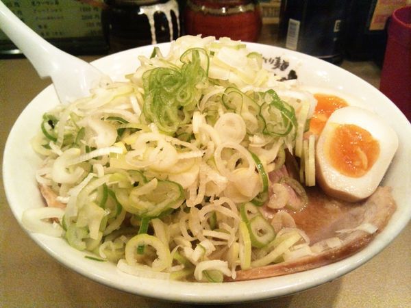 「味玉しょうゆラーメン（ネギ多め/さっぱり）」@超ごってり麺 ごっつ 秋葉原店の写真