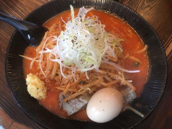 「辛味噌ラーメン750円、味玉100円、しょうが無料トッピング」@大塚屋の写真