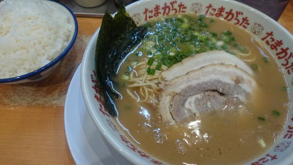 「らぁめん(710円)+替え玉(100円)+ライス(100円)」@九州大分らぁめん たまがった 西口店の写真