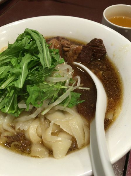 「牛バラ刀削麺 ８００円」@陳家私菜 新宿店の写真
