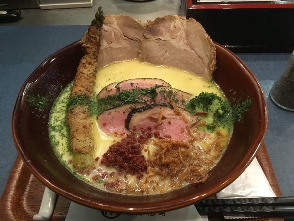 「極 白 大盛+ガーリックバター」@麺巧 潮の写真