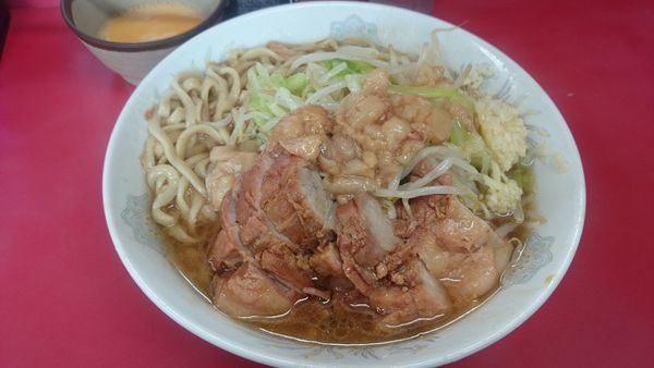 「小豚　ニンニク脂　生卵」@ラーメン二郎 環七一之江店の写真