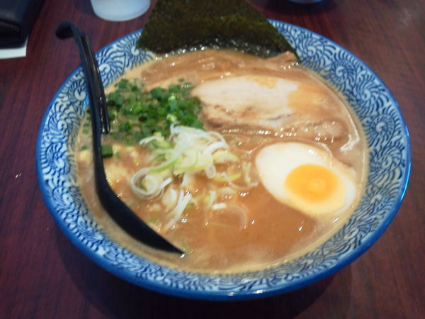 「魚介豚骨ラーメン 850円」@豚骨一燈 沖縄あしびなー店の写真