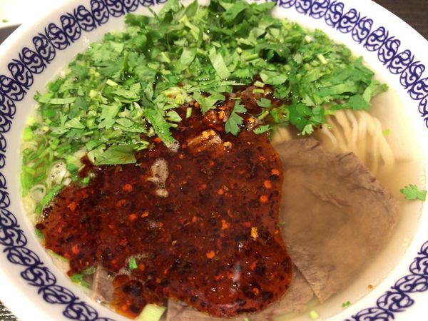 「蘭州牛肉面・三角麺・ラー油普通880円+パクチー120円」@馬子禄 牛肉面の写真