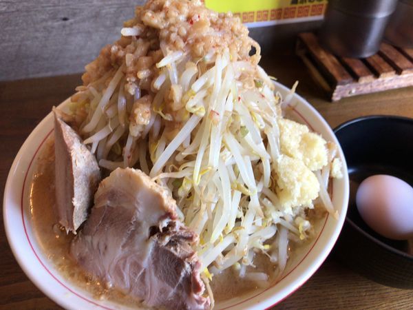 「ラーメンミニ150gヤサイマシアブラマシ680円+生卵50円」@高木のぶぅの写真