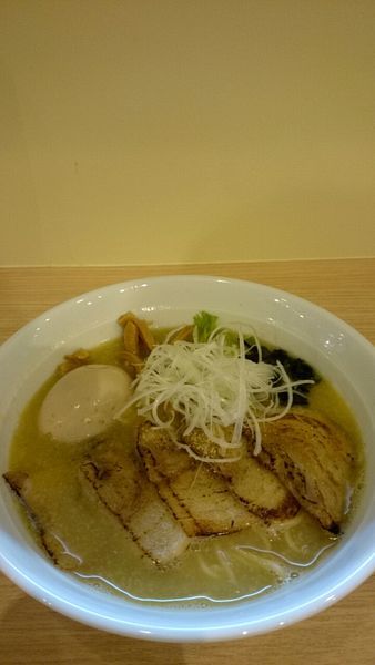 「チャーシューしおらーめん」@しおらーめん はないち 国分寺店の写真