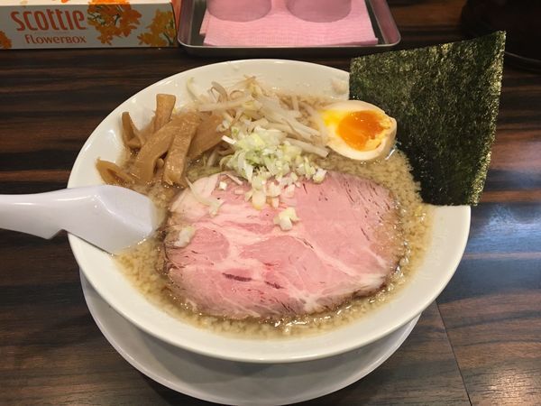 「醤油背脂ラーメン」@稲荷屋の写真
