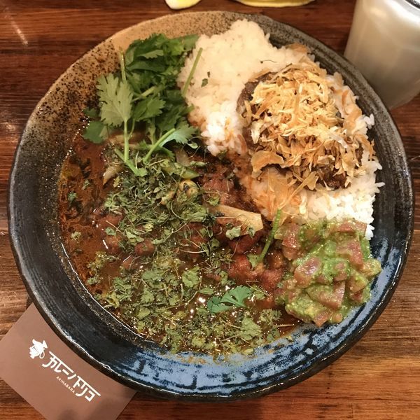 「あいがけカレー（40辛）＋トマトバジルソース＋パクチー」@カレーノトリコの写真