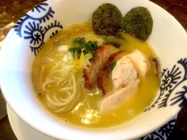 「純鶏そば（780円）＋釜焼きチャーシュー（150円）」@特級鶏蕎麦 龍介の写真