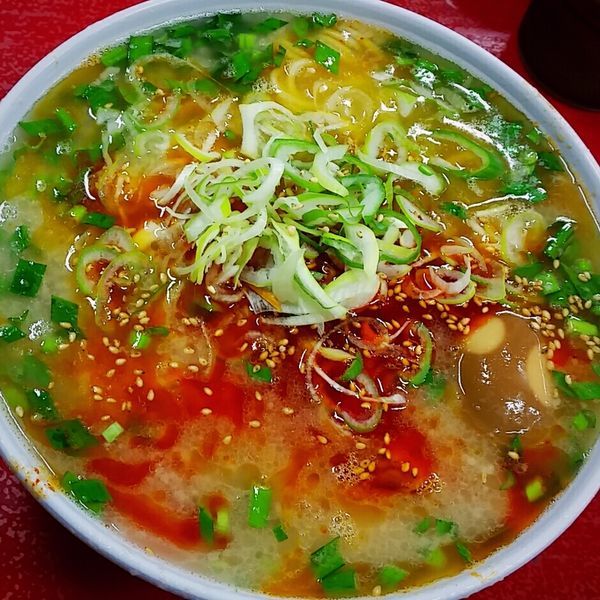 「辛口ホルモン麺（味玉入）700円」@とん平食堂の写真