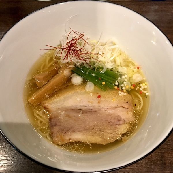 「媛っこ地鶏 塩らぁ麺 (900円)」@らぁ麺BAR 錦 iwamotoの写真