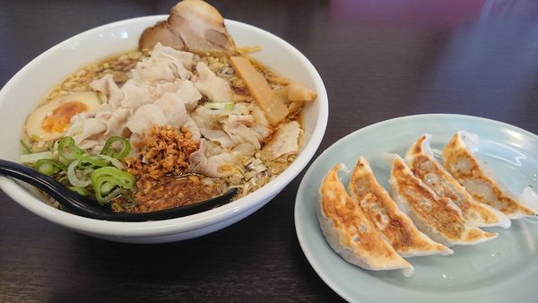 「肉盛りラーメン醤油」@ラーメン食堂 まんまる亭の写真