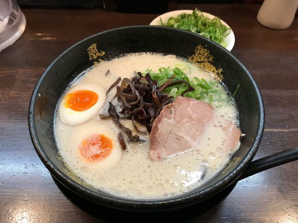 「絶品半熟たまごとんこつラーメン 650円」@とんこつラーメン博多風龍 上野店の写真