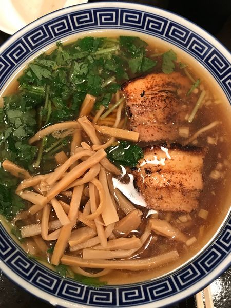 「醤油ラーメン730円 メンマ100円トッピング+こむすびサービス」@東京らあめんタワー 芝大門本店の写真