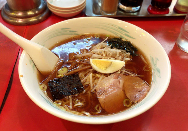「ラーメン(600円)+半ライス(220円)」@中華つけ麺大王 立石店の写真
