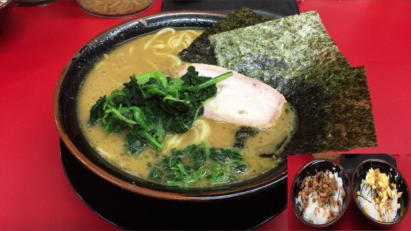 「ラーメン大盛+チャーシューまぶし、玉子まぶし」@家系ラーメン 王道家の写真