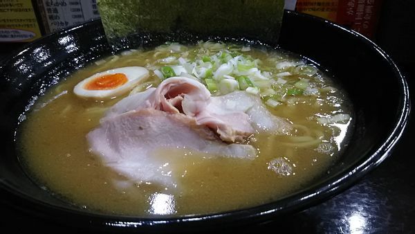 「豚骨醤油ラーメン 太麺 特盛」@横道の写真