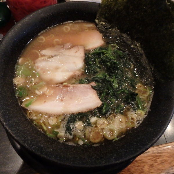 「家系ラーメン (650円)(硬め)、ライス(100円)」@らーめんガツン!!の写真