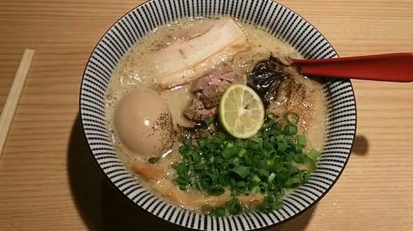 「ラム豚骨味玉らーめん850円」@自家製麺 MENSHO TOKYOの写真