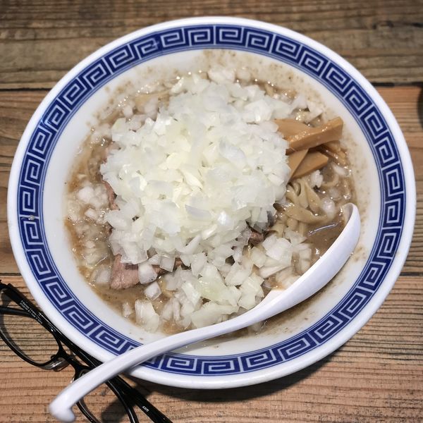 「濃厚背脂煮干し＋玉ねぎ増し」@ナベラボ 池袋〝新潟ラーメン〟の写真