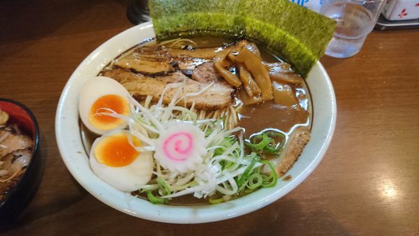 「魚介醬油ラーメン 730円 + 炙りチャーシュー丼 350円」@麺屋こうきの写真