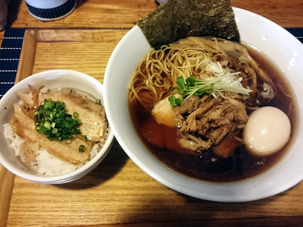 「中華そば+ミニチャーシュー丼」@中華蕎麦 はざまの写真