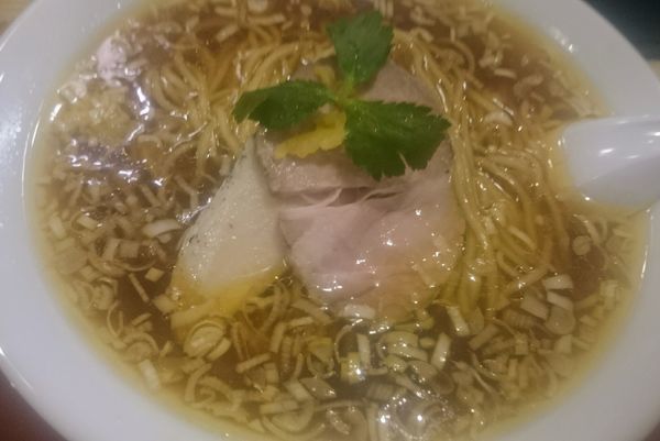 「中華そば（大盛）＋サラダ」@中華そば 依々恋々の写真