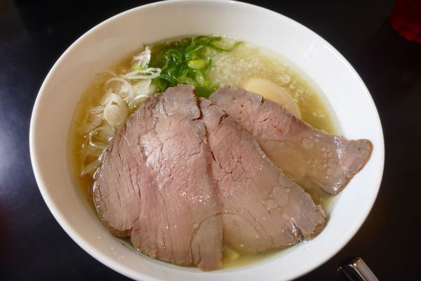 「贅沢焼牛塩らぁ麺¥1,050」@牛骨らぁ麺 マタドール 本店の写真